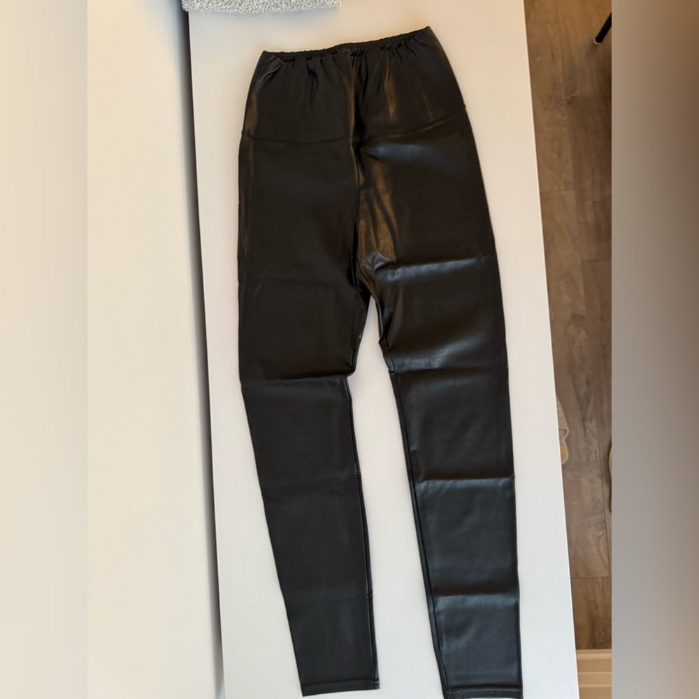 Wilfred Free Black vegan leather Leggings